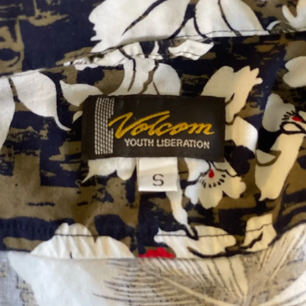 Volcom Men’s Brown and White Casual Button Down Shirt with Floral Pattern - Picture 2 of 9